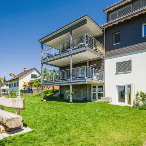 Gedeckter Balkon mit Holzdeck