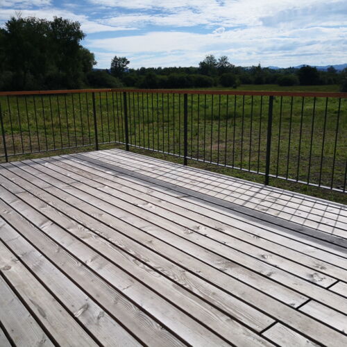 Holzdeck mit Blick ins Naturschutzgebiet