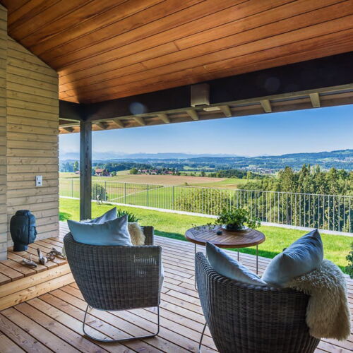 Gedeckter Sitzplatz mit Holzdeck